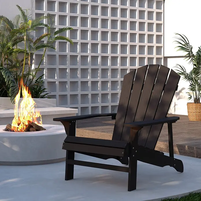 Outsunny Gartenstuhl Adirondack - Tannenholz, Schwarz - Schwarzer Adirondack-Stuhl auf einer modernen Außenterrasse, neben einer warmen Feuerstelle platziert.