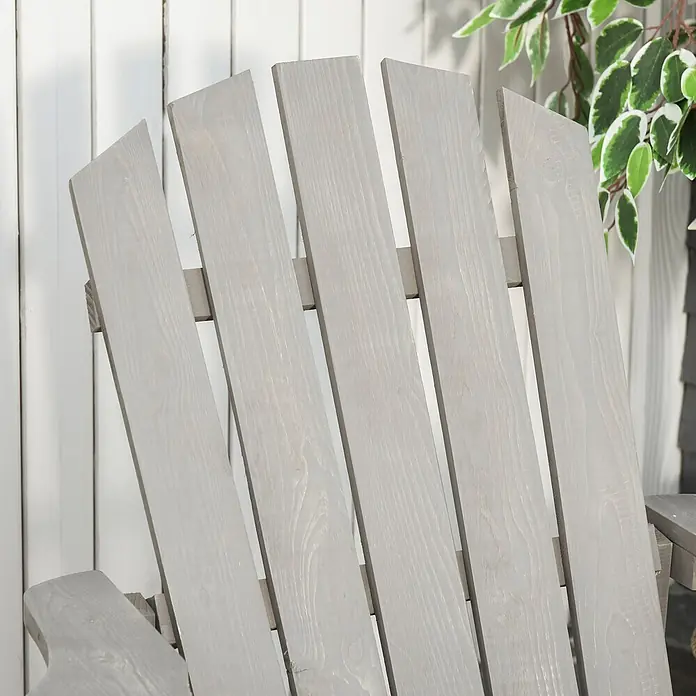 Outsunny Gartenstuhl Adirondack - Tannenholz, Hellgrau - Graue hölzerne Rückenlehne eines Adirondack-Stuhls mit vertikalen Latten.