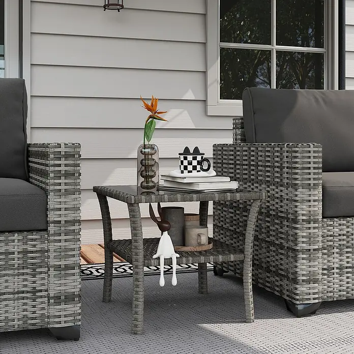 Outsunny Garten-Beistelltisch - L x B x H: 50 x 50 x 45 cm, PE-Rattan, Quadratisch, Grau - Zwei graue Polyrattan-Gartenstühle mit dunklen Kissen und passendem Beistelltisch mit Glasplatte auf einer Veranda.