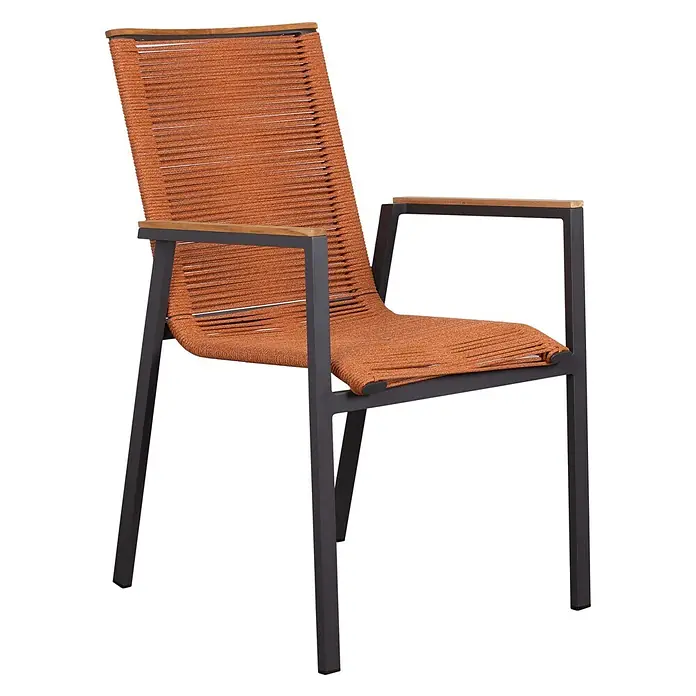 Bene Living Gartentisch-Set Merida + Hocker mit Tisch Tarifa - Gesamtumfang: 8 -tlg., Aluminium pulverbeschichtet, Textilene, Keramik, Ausziehbar - Oranger Outdoor-Stuhl aus geflochtenem Seil mit dunkelgrauem Metallrahmen und Holzarmlehnen.