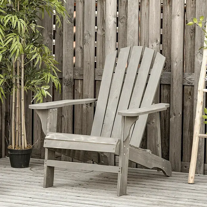 Outsunny Gartenstuhl Adirondack - Tannenholz, Hellgrau - Grauer Adirondack-Stuhl aus Holz auf einer Holzterrasse, bereit zur Entspannung im Freien.