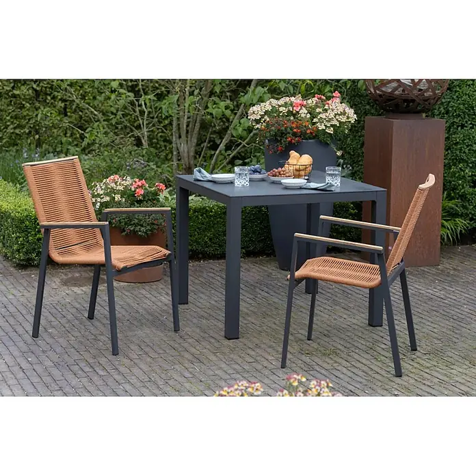 Bene Living Gartentisch-Set Alicante terracotta mit Tisch Tarifa - Gesamtumfang: 3 -tlg., Aluminium pulverbeschichtet, Tischplatte Keramik, Bespannung Rope, Armlehnen Teakholz, Stapelbar - Outdoor-Essgruppe: dunkelgrauer Tisch und zwei Stühle mit dunkelgrauem Gestell, terrakottafarbenen Seilsitzen und Holzarmlehnen auf Terrasse.