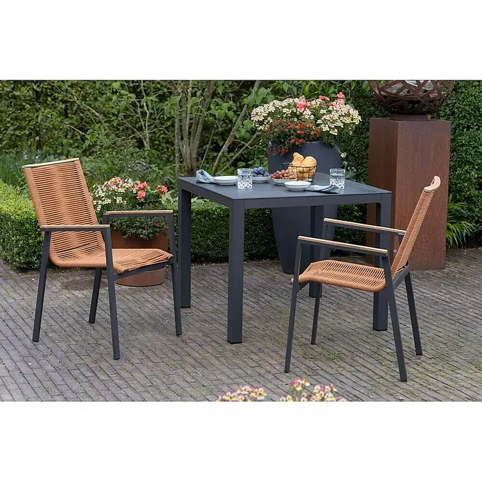 Bene Living Gartentisch-Set Alicante terracotta mit Tisch Tarifa - Gesamtumfang: 3 -tlg., Aluminium pulverbeschichtet, Tischplatte Keramik, Bespannung Rope, Armlehnen Teakholz, Stapelbar - Dunkelgrauer Gartentisch mit zwei Stühlen aus orangefarbenem Seilgeflecht und Holzarmlehnen, zum Essen im Garten bereitgestellt.