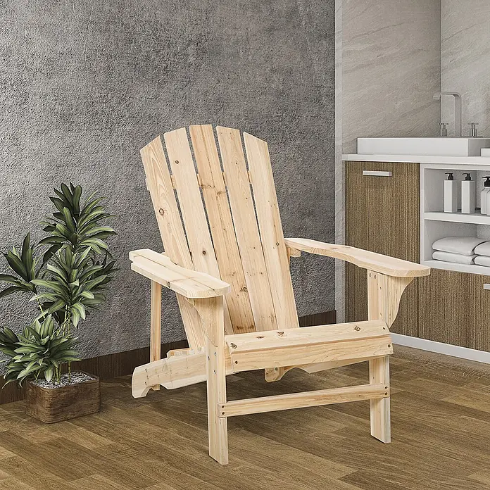 Outsunny Gartenstuhl Adirondack - Tannenholz, Naturholz - Heller Adirondack-Stuhl aus Naturholz mit Lamellenrücken und breiten Armlehnen, in einer modernen Innenumgebung mit Pflanze.