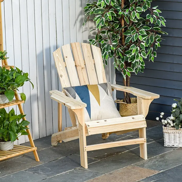 Outsunny Gartenstuhl Adirondack - Tannenholz, Naturholz - Naturholz-Adirondack-Stuhl mit Lattenrücken und -sitz, mit einem geometrisch gemusterten Kissen, auf einer Terrasse platziert.