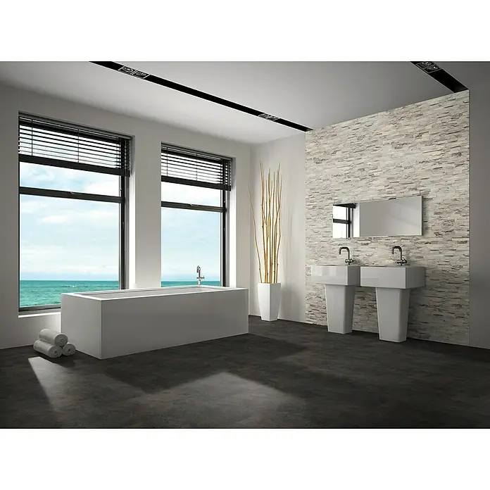Indo Wandpaneel 3D Wall Beachwood Sun Bleached - Hevea, 610 x 150 x 10 mm - Modernes Badezimmer mit minimalistischer Badewanne, Doppelwaschtisch und stilvoller Steinwand, ideal für entspannende Momente.