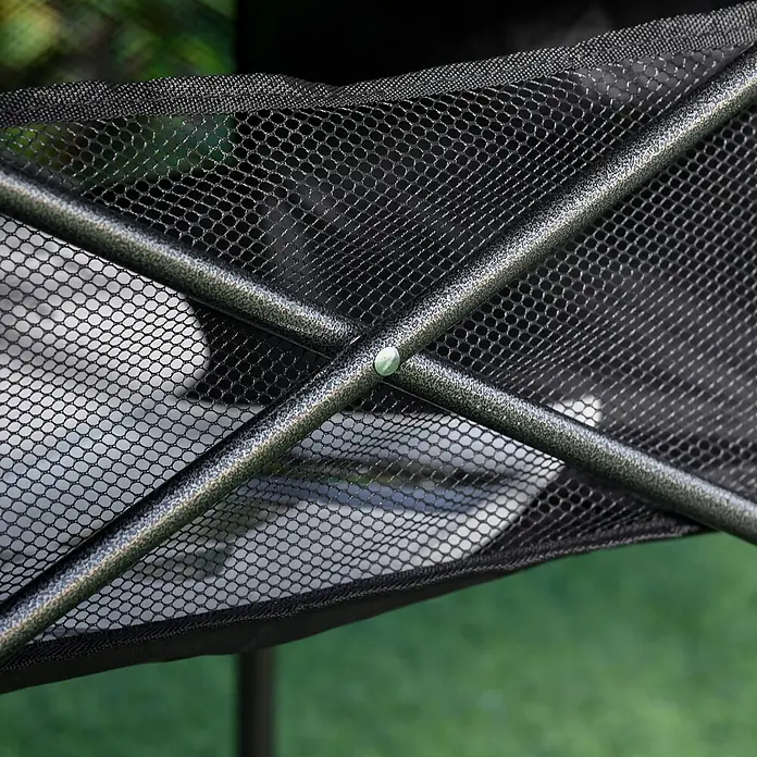 Outsunny Campingtisch - L x B x H: 70 x 70 x 69 cm, Kohlegrau, Rollbar - Schwarzes Netzfach mit dunklen, gesprenkelten Metallstangen, mit grünem Niet verbunden.