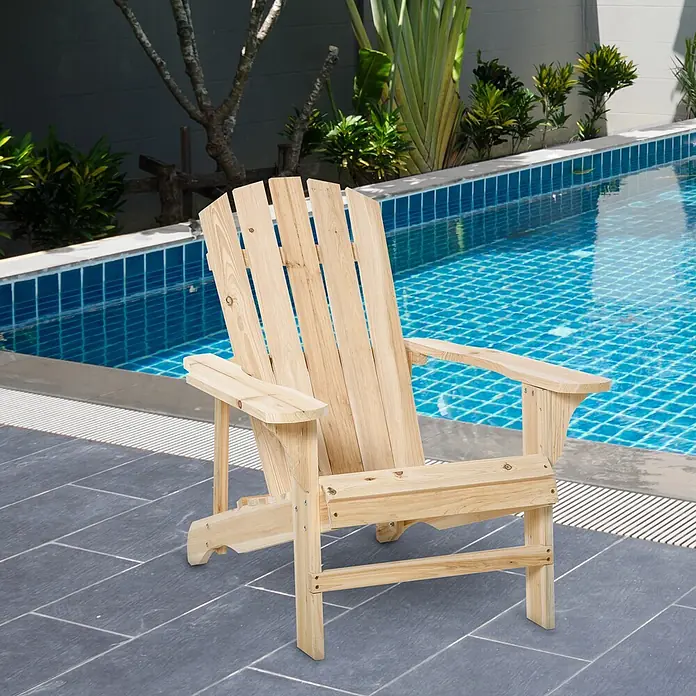 Outsunny Gartenstuhl Adirondack - Tannenholz, Naturholz - Heller Adirondack-Stuhl aus Naturholz für Entspannung im Freien, neben einem Schwimmbecken.