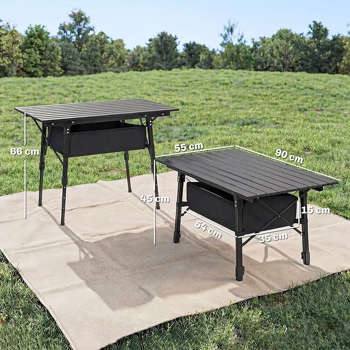 Outsunny Campingtisch - L x B x H: 90 x 55 x 66 cm, Oxford-Gewebe, Schwarz - Zwei schwarze Campingtische mit integrierten Stofftaschen und angezeigten Maßen, im Freien auf einer Matte aufgebaut.