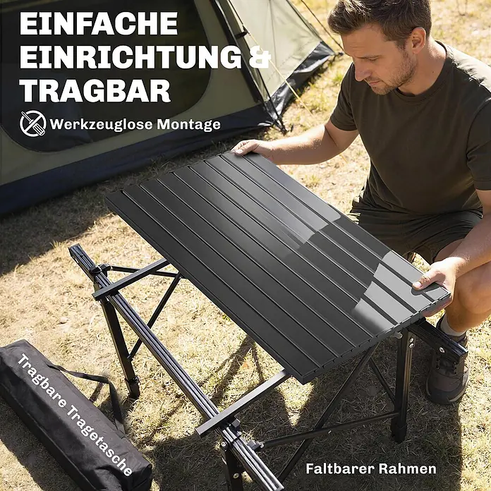 Outsunny Campingtisch - L x B x H: 90 x 55 x 66 cm, Oxford-Gewebe, Schwarz - Mann baut einen schwarzen, tragbaren Lamellen-Campingtisch im Freien auf, der seinen einfachen Aufbau und faltbaren Rahmen hervorhebt.