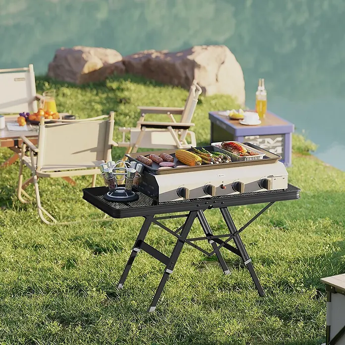 Outsunny Campingtisch - L x B x H: 90 x 40,5 x 58 cm, Schwarz - Schwarzer faltbarer Campingtisch mit Grillplatte zum Kochen von Speisen im Freien auf Gras.