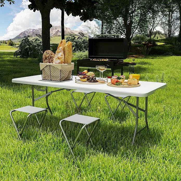 Outsunny Campingtisch - L x B x H: 180 x 74 x 74 cm, HDPE, Weiß - Weißer Klapptisch und zwei graue Klapphocker für ein Picknick im Freien mit Essen und Grill.