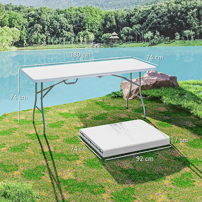 Outsunny Campingtisch - L x B x H: 180 x 74 x 74 cm, HDPE, Weiß - Weißer klappbarer Outdoortisch, ausgeklappt (180x74cm) und zusammengeklappt (92x74x7cm), auf Gras am See.