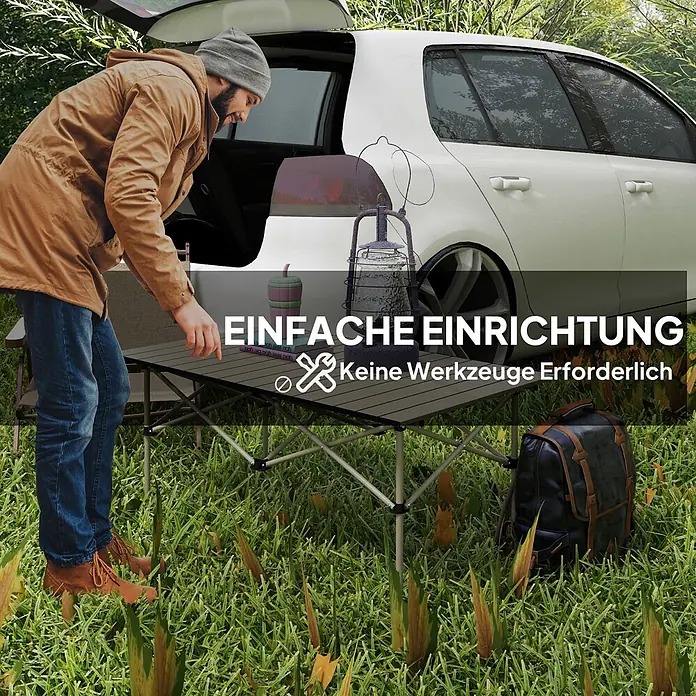 Outsunny Campingtisch - L x B x H: 95 x 55 x 50 cm, Khaki - Mann stellt einen tragbaren dunkelgrauen Campingtisch mit silbernem Gestell im Freien neben einem Auto auf. Einfacher Aufbau, keine Werkzeuge.