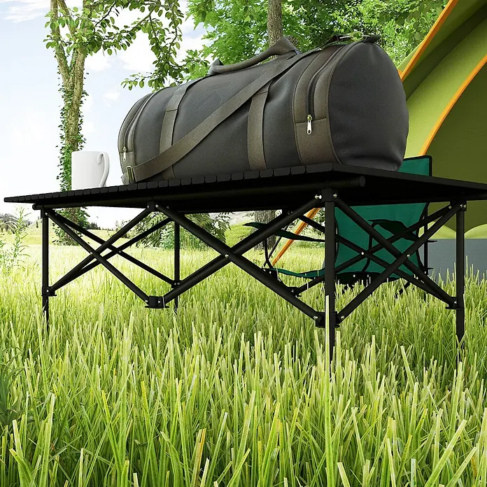 Outsunny Campingtisch - L x B x H: 95 x 55 x 50 cm, Schwarz - Schwarz, tragbarer Campingtisch mit X-Beinen, trägt eine dunkle Reisetasche und einen weißen Becher im Freien.