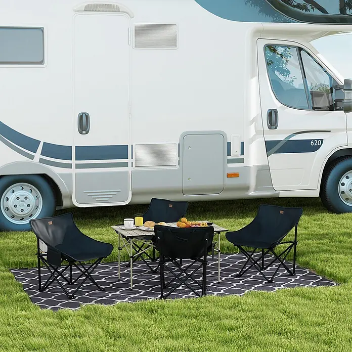 Outsunny Campingtisch - L x B x H: 95 x 55 x 50 cm, Khaki - Vier schwarze Klapp-Campingstühle und ein Klapptisch für eine Mahlzeit im Freien neben einem Wohnmobil.