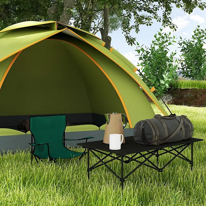 Outsunny Campingtisch - L x B x H: 95 x 55 x 50 cm, Schwarz - Ein grünes Campingzelt, Stuhl und schwarzer Klapptisch mit Wasserkocher und Reisetasche, aufgebaut in grasbewachsener Natur.