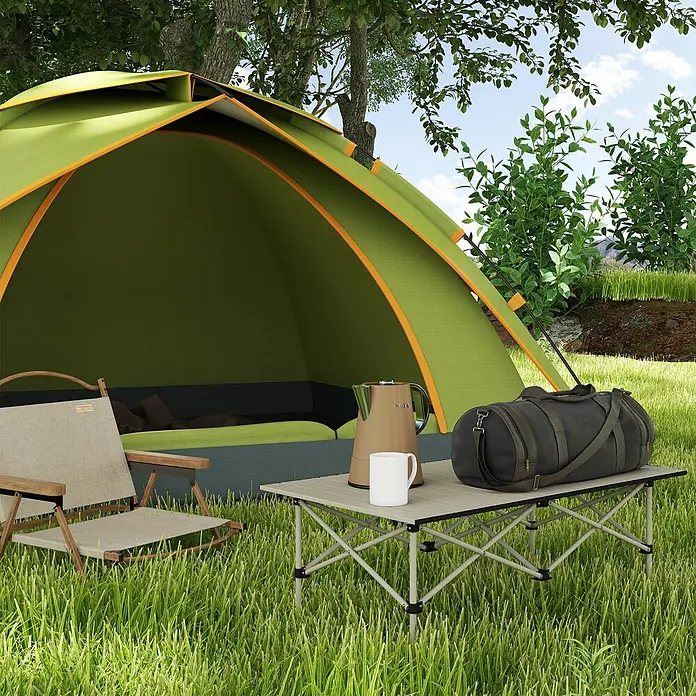 Outsunny Campingtisch - L x B x H: 95 x 55 x 50 cm, Khaki - Grünes Zelt, beiger Klappstuhl und tragbarer Tisch mit Wasserkocher und Tasche in natürlicher Campingumgebung.