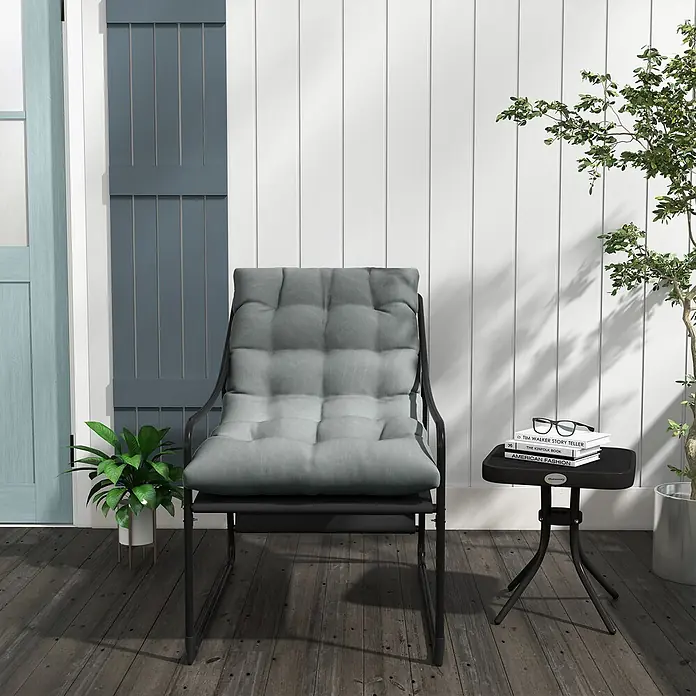 Outsunny Garten-Loungesessel - Stahl, Polyester, Grau - Grauer getufteter Outdoor-Loungesessel mit schwarzem Metallrahmen auf Holzterrasse, neben einem kleinen schwarzen Beistelltisch.