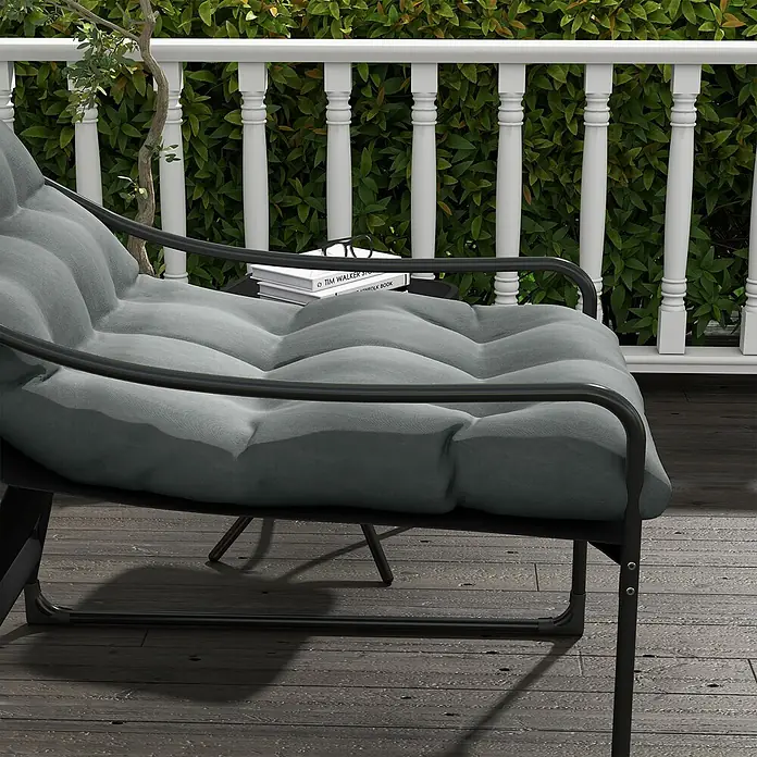 Outsunny Garten-Loungesessel - Stahl, Polyester, Grau - Dunkelgrauer Outdoor-Loungesessel mit gepolstertem Kissen, auf einer Holzterrasse zum Entspannen platziert.