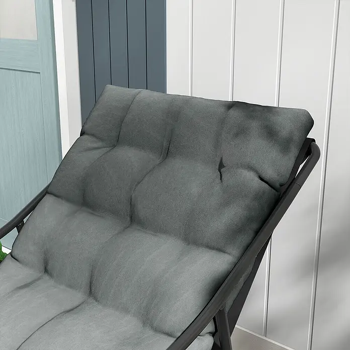 Outsunny Garten-Loungesessel - Stahl, Polyester, Grau - Grauer gepolsterter Liegestuhl mit dunklem Metallrahmen, teilweise in Innenräumen gezeigt.