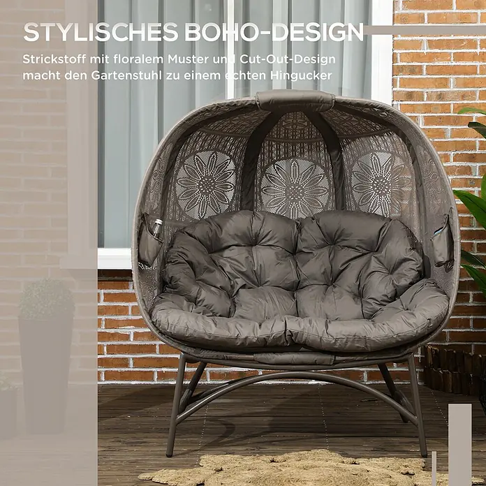 Outsunny Garten-Loungesessel - PP-Schaum, Sand - Brauner geflochtener Gartendoppelsitz mit floralem Cut-Out-Design und grauen Kissen auf Holzterrasse.