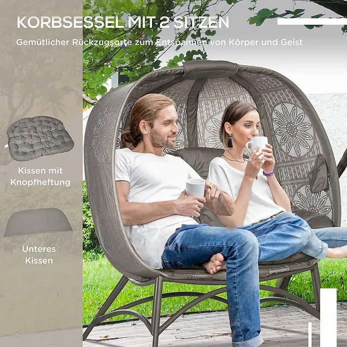 Outsunny Garten-Loungesessel - PP-Schaum, Sand - Grauer geflochtener Zweisitzer-Korbsessel mit Kissen, mit zwei Personen beim Entspannen im Freien.