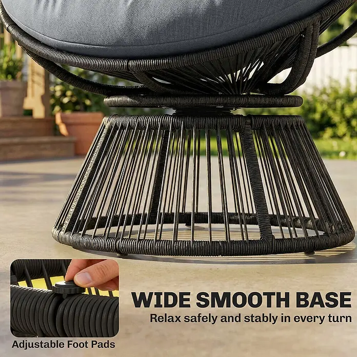 Outsunny Garten-Loungesessel - PE-Rattan, Grau - Schwarzer, geflochtener Outdoor-Stuhlsockel mit grauem Kissen und verstellbaren Fußpads für Stabilität.