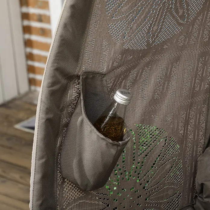Outsunny Garten-Loungesessel - PP-Schaum, Sand - Taupefarbener Netzstuhl mit Flasche in Seitentasche, zeigt praktische Getränkeaufbewahrung.