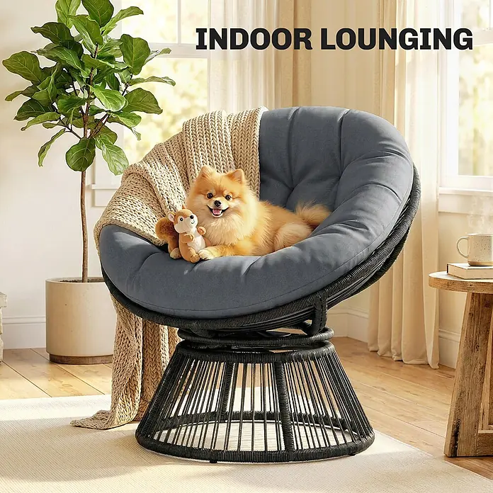 Outsunny Garten-Loungesessel - PE-Rattan, Grau - Runder Papasan-Loungesessel mit schwarzem Rattangestell und grauem Kissen, drinnen mit Kuscheldecke und Hund zum Entspannen.