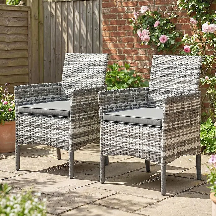 Outsunny Garten-Loungesessel - PE-Rattan, Grau, B x T x H: 58 x 58 x 87 cm - Zwei grau-weiße Outdoor-Sessel aus Rattan-Geflecht mit grauen Kissen stehen auf einer gepflasterten Terrasse.