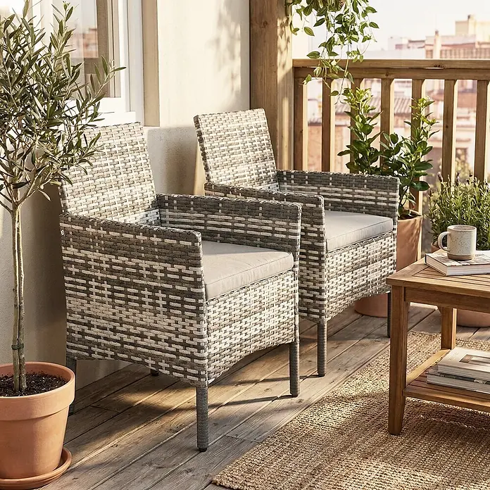 Outsunny Garten-Loungesessel - PE-Rattan, Grau, B x T x H: 58 x 58 x 87 cm - Zwei graue und weiße Geflechtstühle für den Außenbereich mit hellen Polstern, auf einem Holzbalkon mit Beistelltisch.