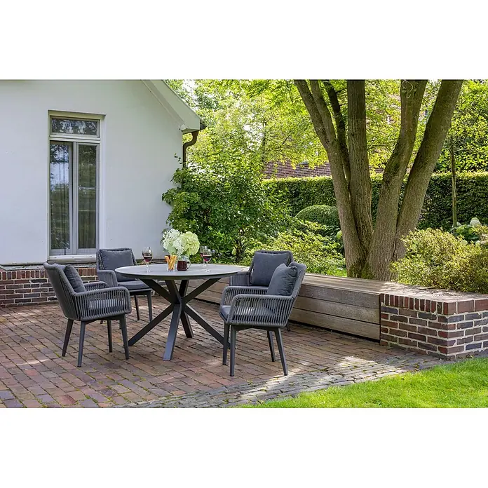 Bene Living Gartentisch-Set Marbella mit Tisch Almeria - Gesamtumfang: 5 -tlg., Gestell aus pulverbeschichtetem Aluminium, Tischplatte aus gesintertem Stein (Keramik), Bespannung aus Rope (Textilgemisch) - Graues Outdoor-Essset mit rundem Tisch und vier Seilstühlen auf einer Terrasse.