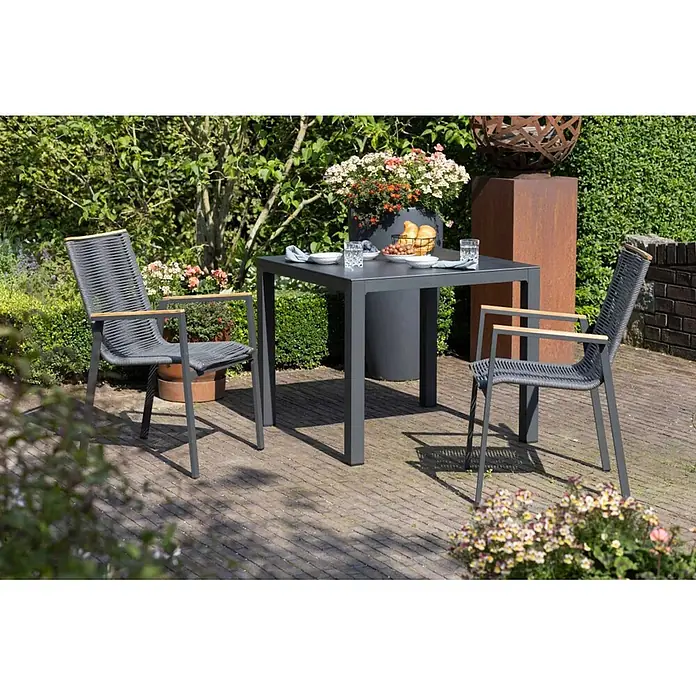 Bene Living Gartentisch-Set Alicante anthrazit mit Tisch Tarifa - Gesamtumfang: 3 -tlg., Aluminiumgestell mit Keramik-Tischplatte, Rope-Geflecht und Teakholz-Armlehnen, Stapelbar - Modernes dunkelgraues Outdoor-Essset mit quadratischem Tisch und zwei seilgeflochtenen Sesseln im Garten.