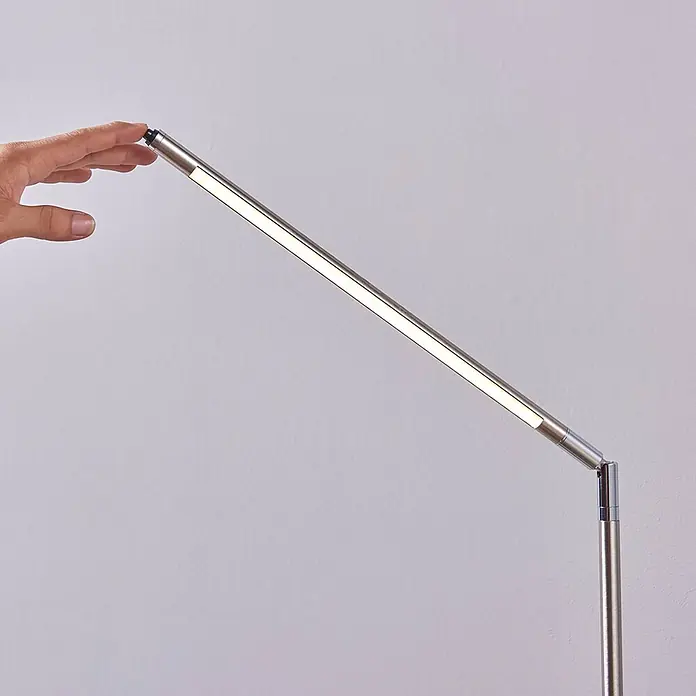 Lindby Stehleuchte Jabbo - alu / grau / zink, alu / grau / zink - Hand bedient eine schlanke, silberne, verstellbare LED-Schreibtischlampe, leuchtend.