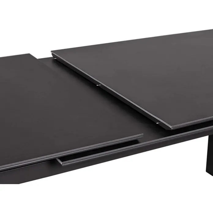 Mr. Deko Gartentisch Tarifa - Gesinnerte Tischplatte, Rechteckig, Dunkelgrau - Schwarzer ausziehbarer Tisch mit teilweise geöffneten Platten, der den Ausziehmechanismus zeigt.