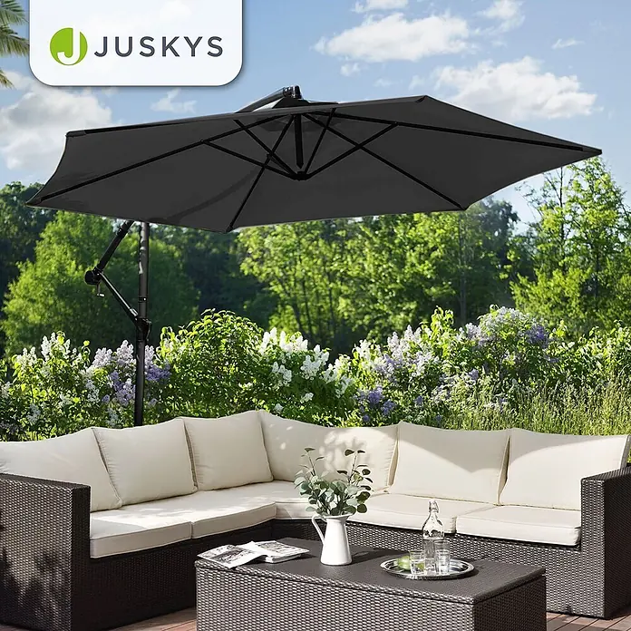 Juskys Ampelschirm rund Brazil - dunkelgrau, Durchmesser Bespannung: 350 cm - Ein dunkelgrauer Ampelschirm spendet Schatten über einer dunkelbraunen Lounge-Sitzgruppe mit cremefarbenen Polstern und passendem Couchtisch auf einer Terrasse.