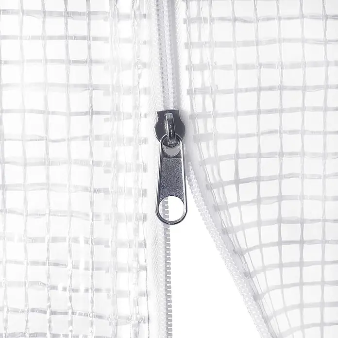 Furnicato Gewächshaus verzinkter Stahl - 6 x 2 cm, Material Seitenwand: Kunststoff, 38 mm, Grau - Nahaufnahme eines silbernen Reißverschlusszippers auf weißem Band vor klarem, gitterverstärktem Kunststoffmaterial.