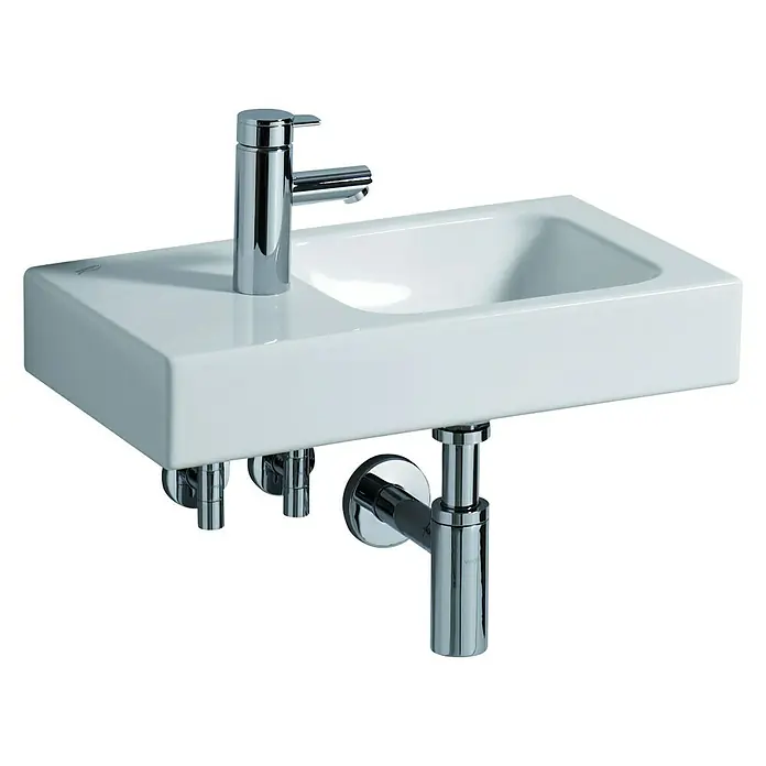Geberit iCon Waschtisch xs - 53 x 31 cm, Ohne Spezialglasur, Hahnloch: Links, Ohne Überlauf, Ablagefläche: Links, Weiß - Das Bild zeigt ein modernes, rechteckiges Waschbecken mit einer eleganten Armatur und verchromten Rohren, ideal für ein stilvolles Badezimmer.