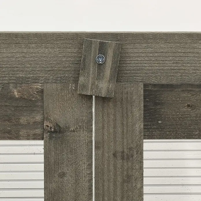 Furnicato Gewächshaus - 60 x 45 cm, Material Seitenwand: Holz, 38 mm, grau - Verwittertes graues Holzkreuz mit einem Brett, das mit einer Torx-Schraube befestigt ist.