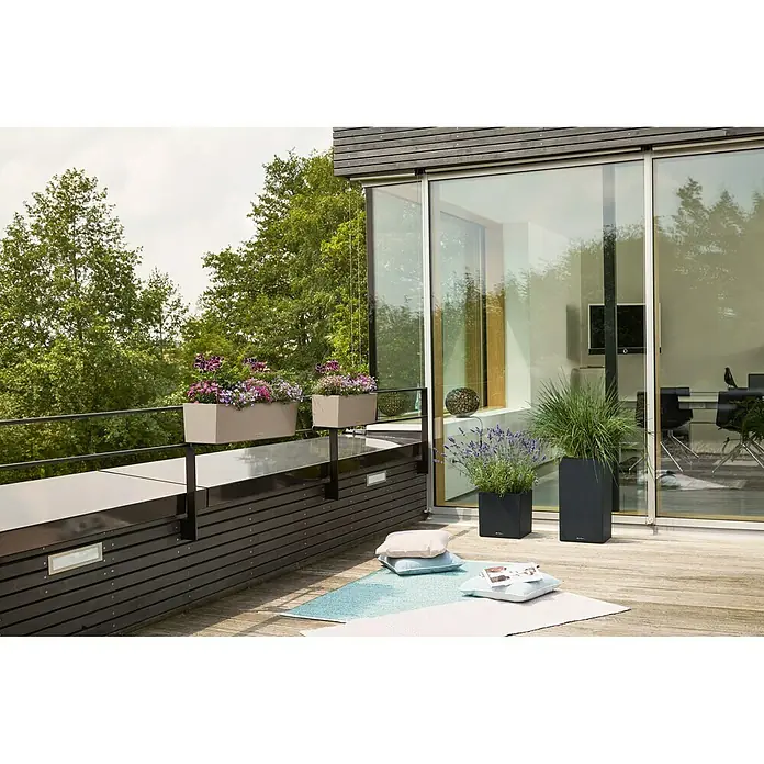 Lechuza Balconera Balkonkasten Stone - Max. Außenlänge: 50 cm, Sandbeige - Balkonszene mit rechteckigen Pflanzgefäßen mit üppigen Blüten und hohen Gräsern, die eine moderne und entspannende Atmosphäre schaffen.