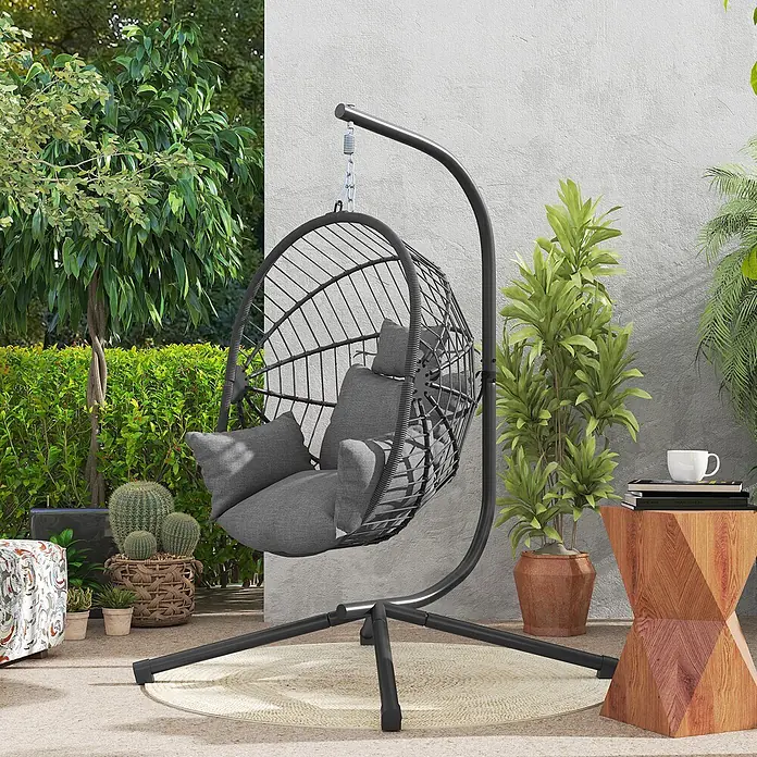 Furnicato Hängesessel - L x B x H: 120 x 106 x 188 cm, Grau - Schwarzer Hängesessel mit grauen Kissen auf einer Außenterrasse mit viel Grün.