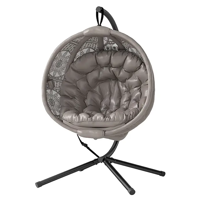 Furnicato Hängesessel - L x B x H: 125 x 74 x 172 cm, Sand - Grauer Hänge-Eiersessel mit gefüttertem Kissen, an schwarzem Metallständer aufgehängt.