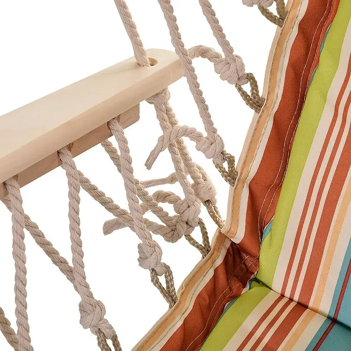 Outsunny Hängematte - Polyester, Mehrfarbig, Passend für: Dekoration für drinnen und draußen - Nahaufnahme eines Hängestuhls mit Holzspreizstange, beigen Seilen und einem bunten gestreiften Kissen.