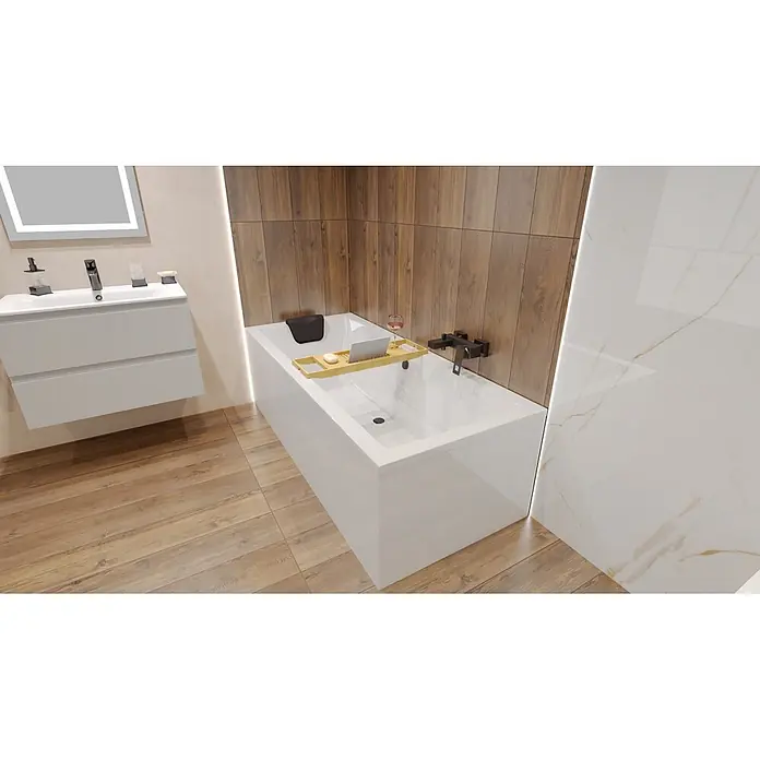 Bad Land Badewanne - 190 x 90 cm, Sanitäracryl, Weiß - Weiße moderne Badewanne in einem Badezimmer mit Holzbadebrett, Laptop und Weinglas, vor holzvertäfelten Wänden.