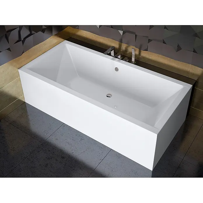 Bad Land Badewanne - 190 x 90 cm, Sanitäracryl, Weiß - Weiße, rechteckige Badewanne mit Chromarmaturen, in einem modernen Bad mit dunklem Fliesenboden und gemusterter Wand.