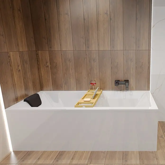 Bad Land Badewanne - 190 x 90 cm, Sanitäracryl, Weiß - Weiße Badewanne in modernem Badezimmer mit Holzverkleidung und Marmorfliesen, inklusive hölzernem Badewannenablage mit Wein und Seife.