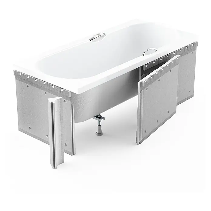 Bad Land Badewanne QUADRO Acryl-Eckwanne 190 x 90 cm Weiß, inkl. Styroporverkleidung - Sanitäracryl, Weiß - Weiße Badewanne mit grauen, strukturierten Verkleidungsplatten, teilweise montiert, bereit zur Fliesenverlegung.
