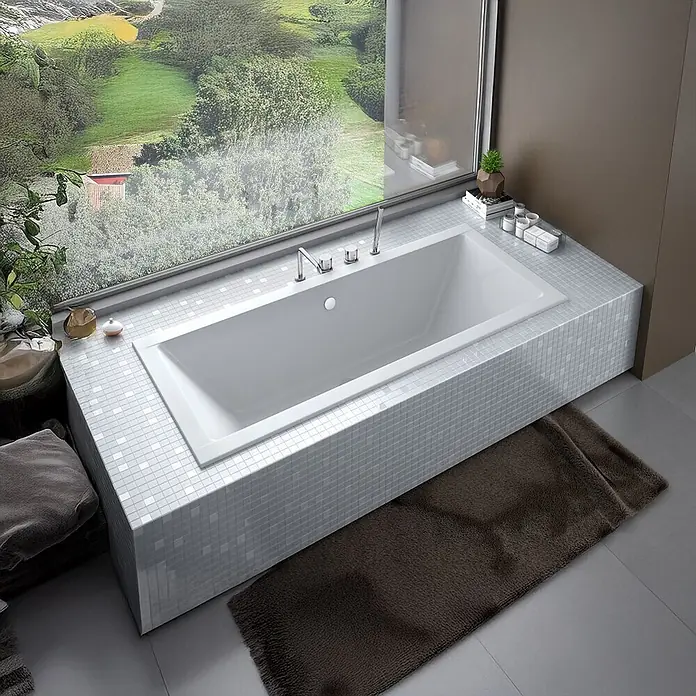 Bad Land Badewanne - 170 x 75 cm, Sanitäracryl, Weiß - Weißes rechteckiges Einbaubad mit Chromarmaturen, integriert in eine hell moasikgeflieste Plattform am Fenster.