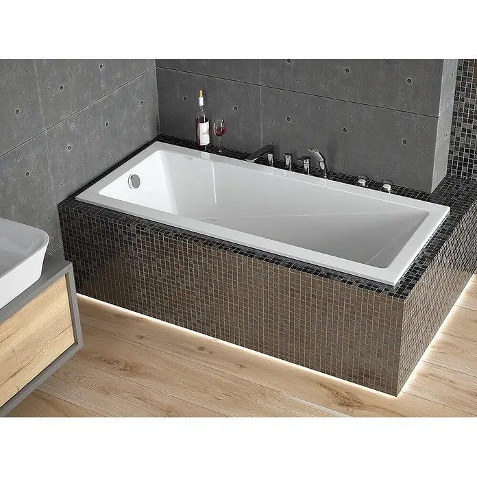 Bad Land Badewanne MODERN SLIM Acryl-Eckwanne 180 x 80 cm Weiß - 180 x 80 cm, Sanitäracryl, Weiß - Weiße Einbau-Badewanne in einem modernen Bad, umgeben von dunklen Mosaikfliesen, mit Chromarmaturen, Wein und Kerzen.